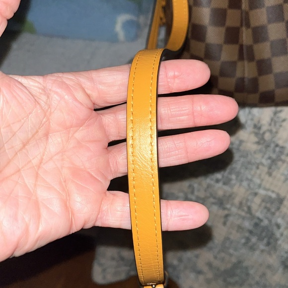 Louis Vuitton Brown Shoulder Bag with Iconic Design - Picture 11 of 13